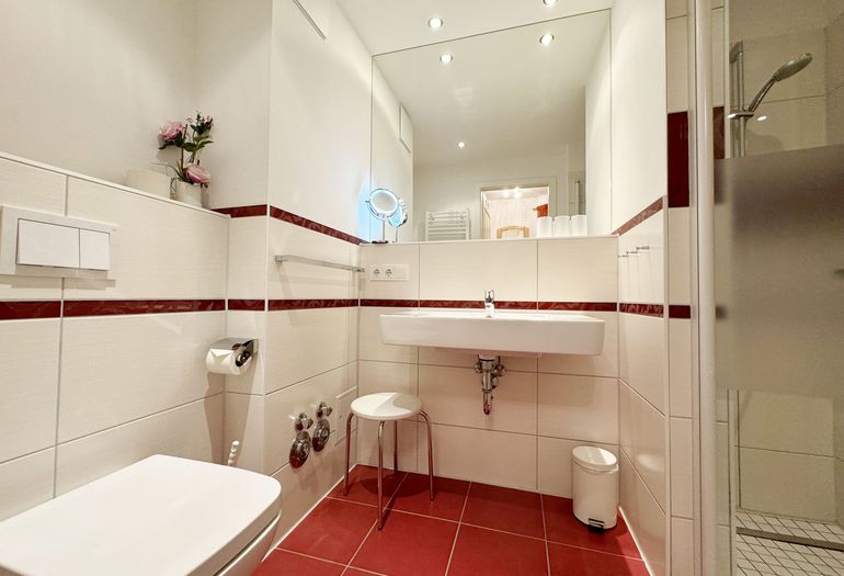 Badezimmer mit großzügigem Waschplatz Badezimmer mit großzügigem Waschplatz
