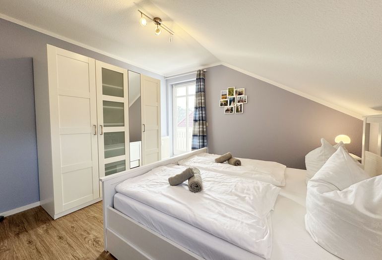 1. Schlafzimmer mit Doppelbett und Kleiderschrank