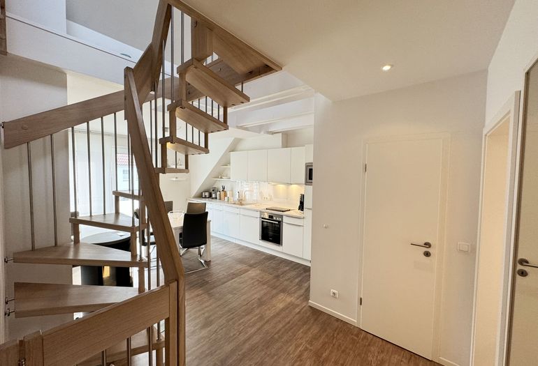 Flurbereich mit integrierter Treppe zum Obergeschoss