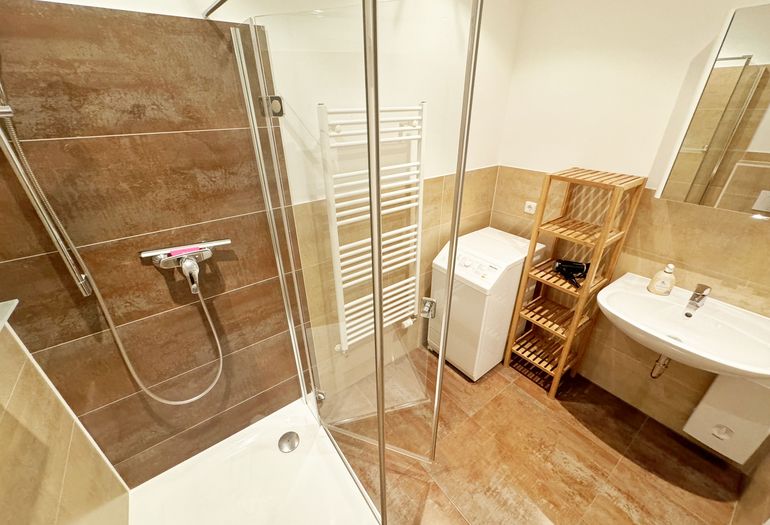 Badezimmer mit Waschmaschine Badezimmer mit Waschmaschine