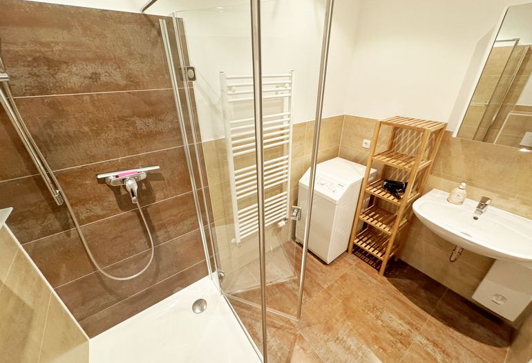 Badezimmer mit Waschmaschine Badezimmer mit Waschmaschine