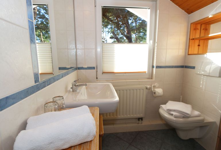 oberes Badezimmer mit WC oberes Badezimmer mit WC