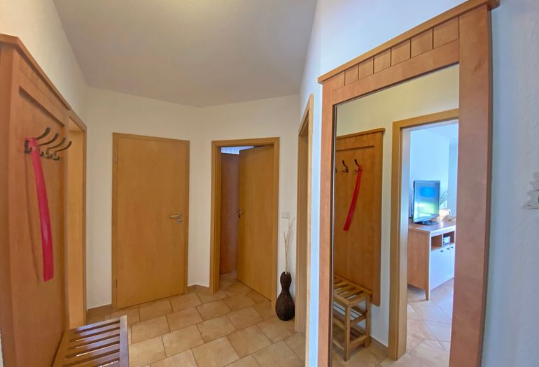 Flur mit Garderobe und Spiegel Flur mit Garderobe und Spiegel