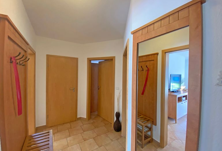 Flur mit Garderobe und Spiegel Flur mit Garderobe und Spiegel