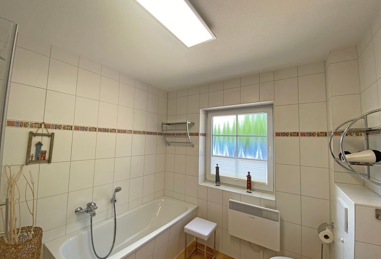 Badezimmer mit Badewanne