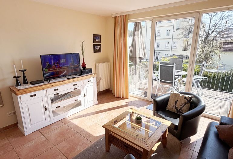 geräumiger Wohnraum mit Couch, Sesseln und Sideboard geräumiger Wohnraum mit Couch, Sesseln und Sideboard