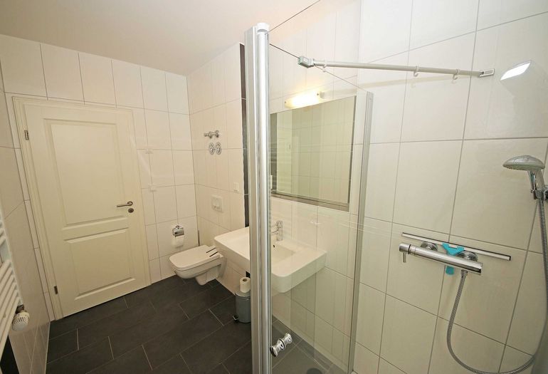 helles Badezimmer mit WC und Waschbecken