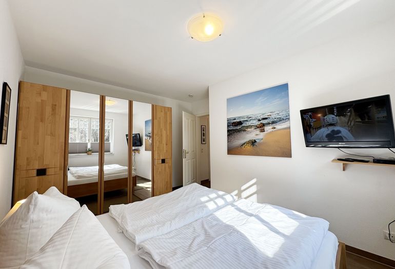 1.Schlafzimmer mit Doppelbett und Kleiderschrank