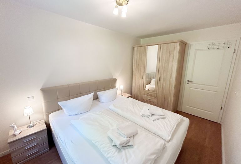 Schlafzimmer mit bequemen Doppelbett Schlafzimmer mit bequemen Doppelbett