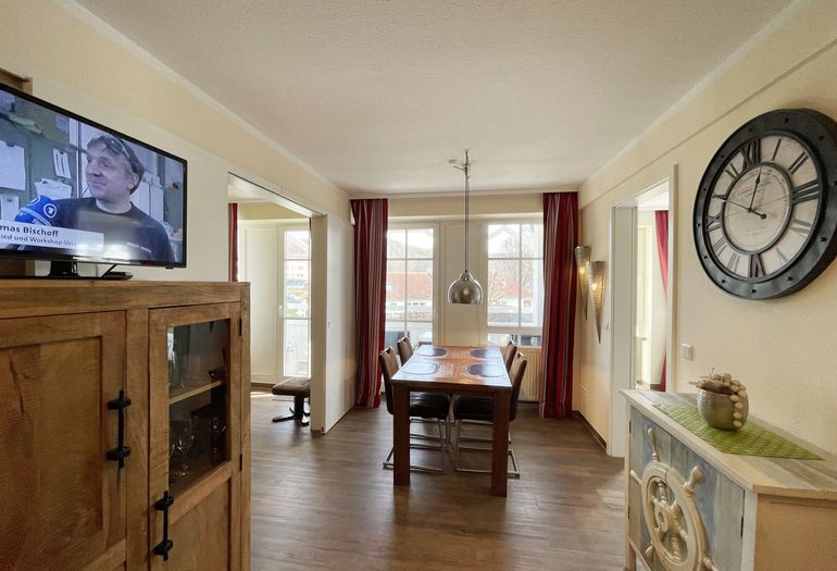 Moderner Küchen-und Essbereich für vier Personen