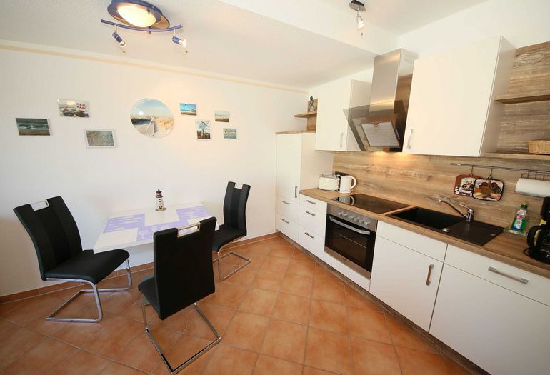 Küchenzeile mit Esstisch