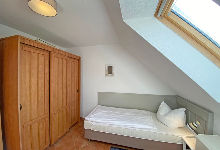 2. Schlafzimmer mit Kleiderschrank 2. Schlafzimmer mit Kleiderschrank