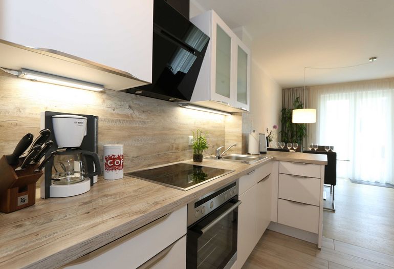 moderne Küchenzeile mit Backofen