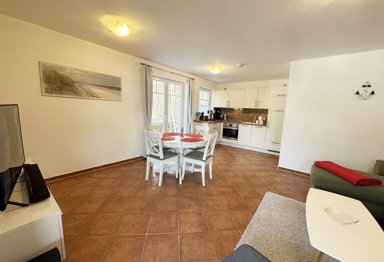 Blick auf den Essbereich und der Küchenzeile Blick auf den Essbereich und der Küchenzeile