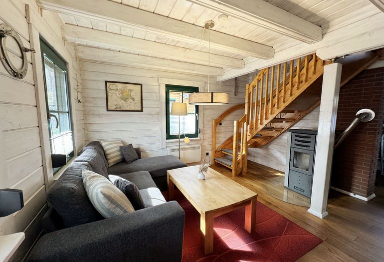 gemütliches Wohnzimmer mit Kamin