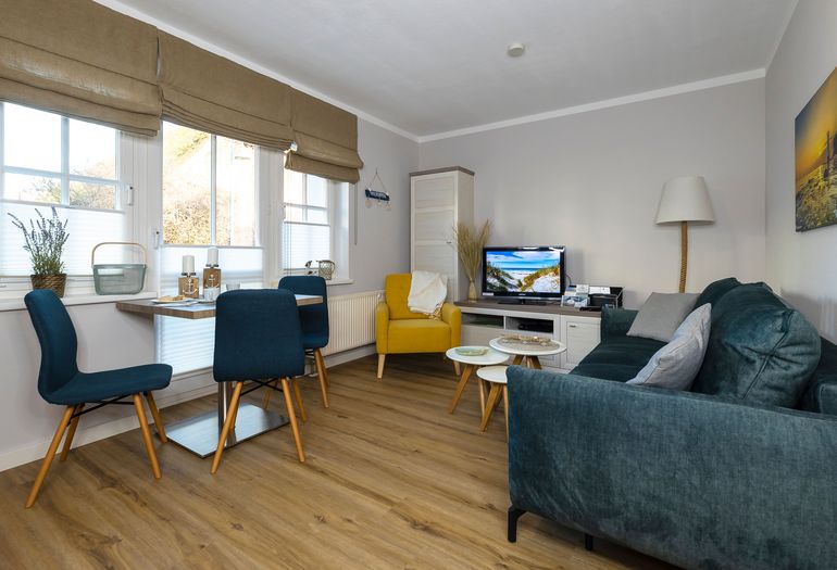 Wohnzimmer mit Couch und Esstisch