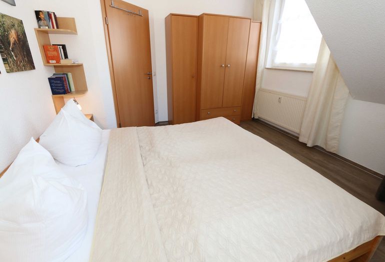 1. Schlafzimmer mit Kleiderschrank 1. Schlafzimmer mit Kleiderschrank