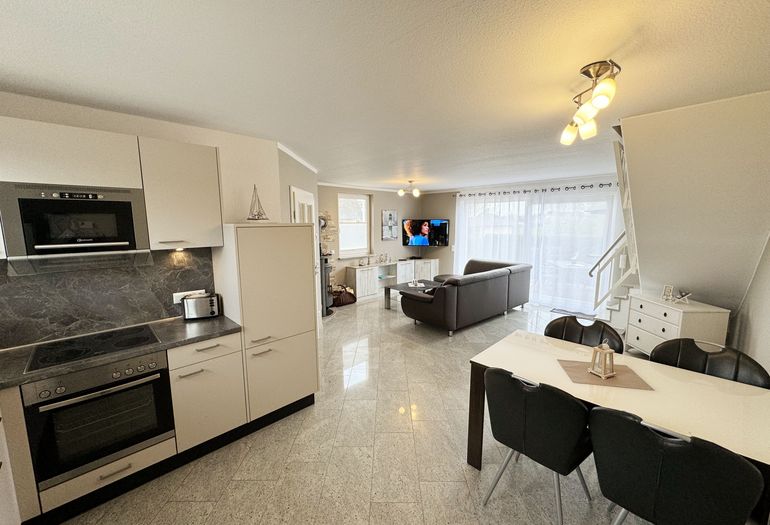 Küchenzeile mit Essplatz