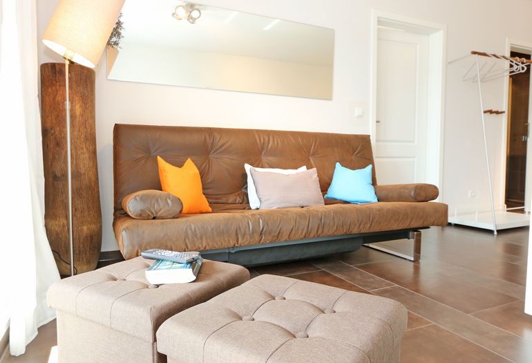 Eine Couch lädt zum Verweilen ein Eine Couch lädt zum Verweilen ein