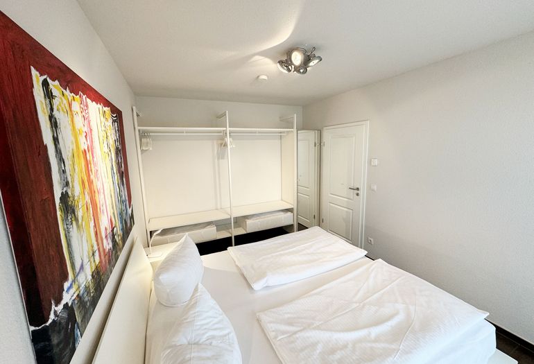 offenes Kleiderschranksystem im Schlafzimmer