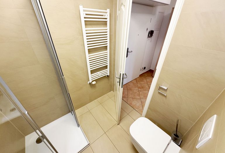 innenliegendes Badezimmer mit WC und Dusche