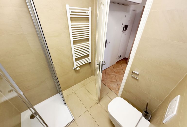 innenliegendes Badezimmer mit WC und Dusche