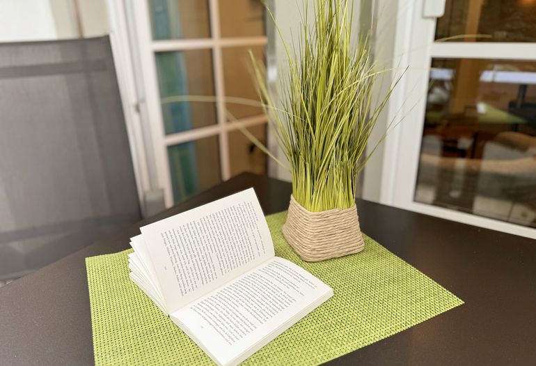 Der Balkon lädt zum Verweilen ein