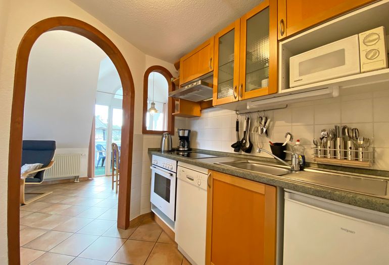 Küchenzeile mit Backofen