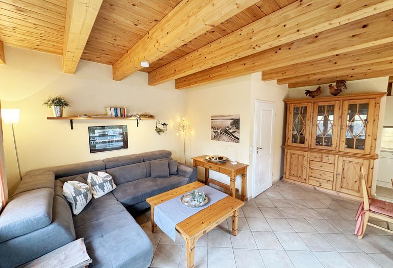 Couchecke mit Blick auf Küchenbuffet