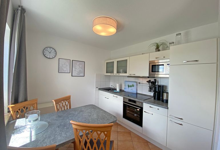 Küchenzeile mit Esstisch für gemeinsames Essen