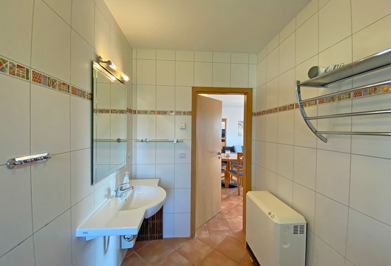 Badezimmer mit WC und Waschbecken