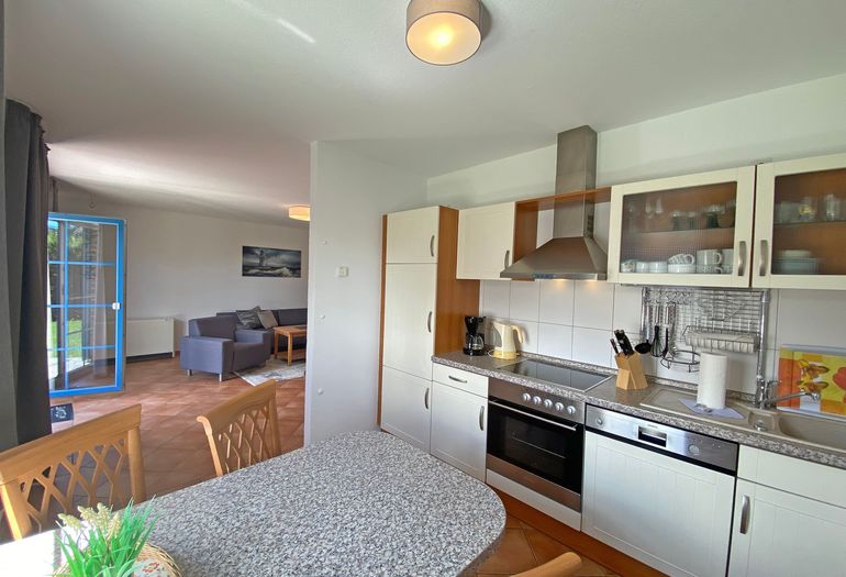 Küchenzeile mit Esstisch