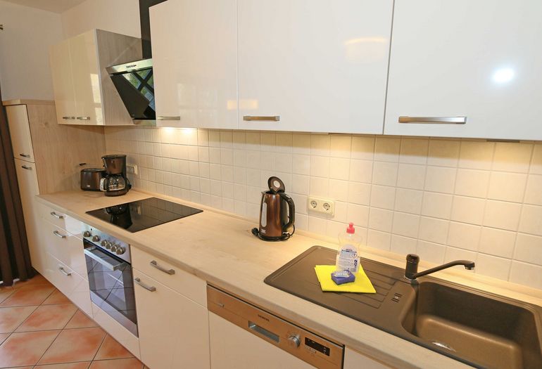 moderne Küchenzeile mit Backofen moderne Küchenzeile mit Backofen