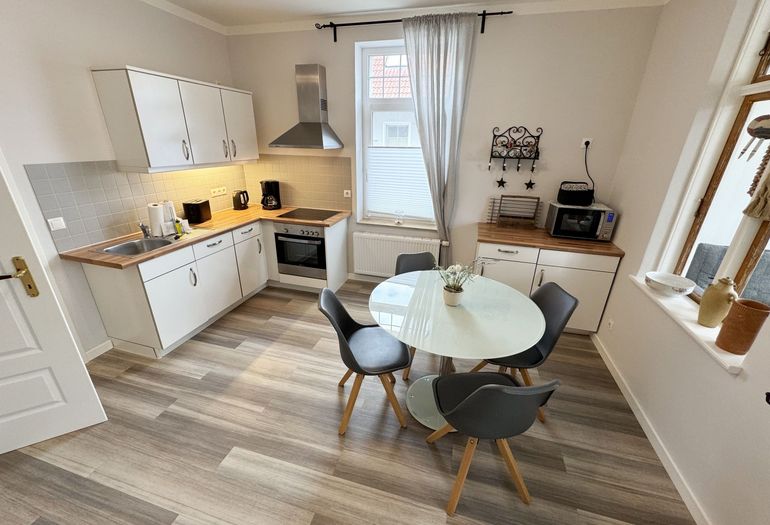 kombinierter Koch- und Essbereich mit Stühlen kombinierter Koch- und Essbereich mit Stühlen