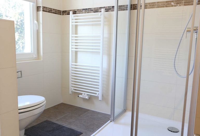 helles Badezimmer mit Dusche helles Badezimmer mit Dusche