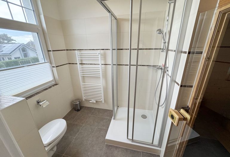 Badezimmer mit Dusche