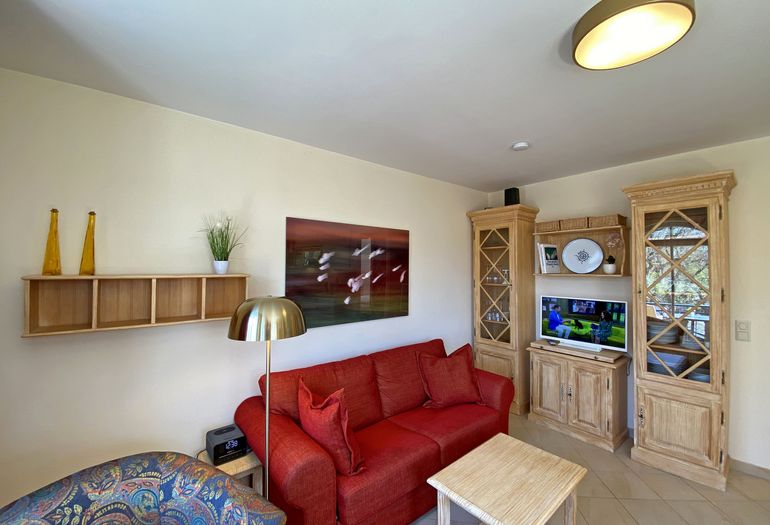 Wohnzimmer mit gemütlicher Couch und Sessel