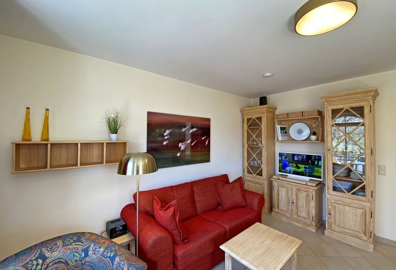 Wohnzimmer mit gemütlicher Couch und Sessel Wohnzimmer mit gemütlicher Couch und Sessel