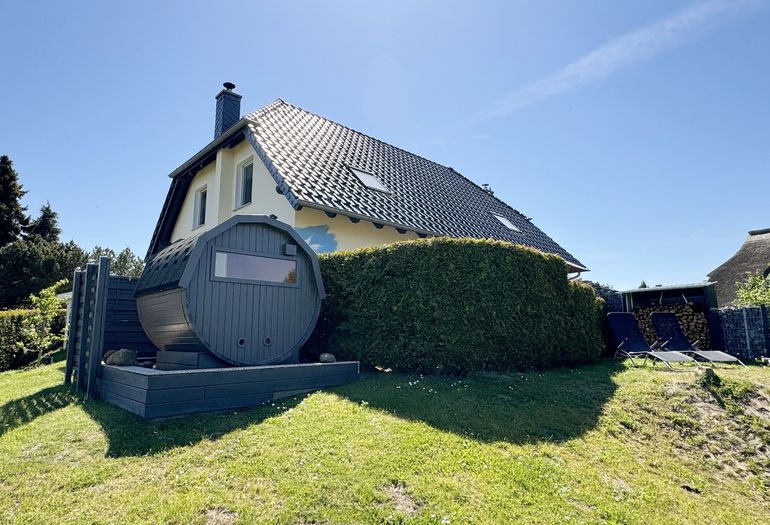 Fasssauna auf dem eingezäunten Grundstück Fasssauna auf dem eingezäunten Grundstück