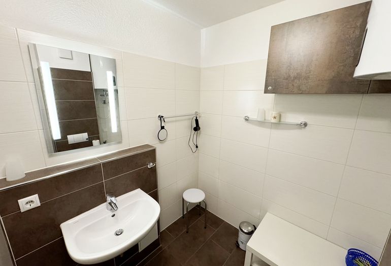 Badezimmer mit Waschplatz