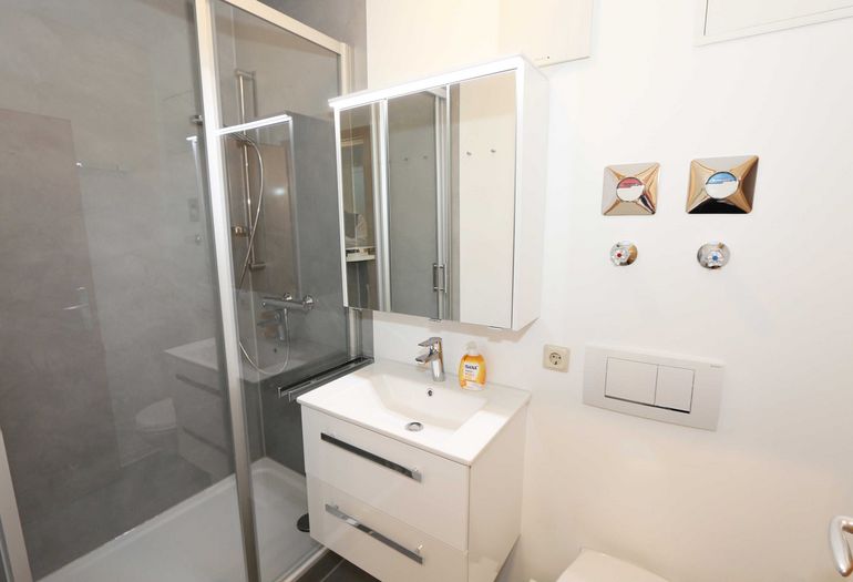 Badezimmer mit Dusche