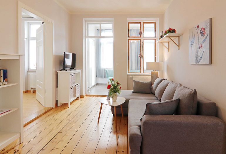 Wohnzimmer mit gemütlicher Couch und TV Wohnzimmer mit gemütlicher Couch und TV