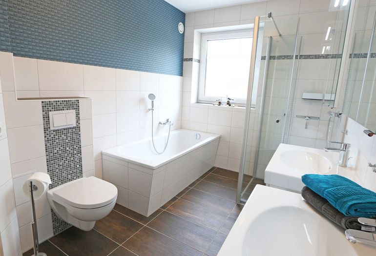 zweites Badezimmer mit Dusche und Badewanne zweites Badezimmer mit Dusche und Badewanne