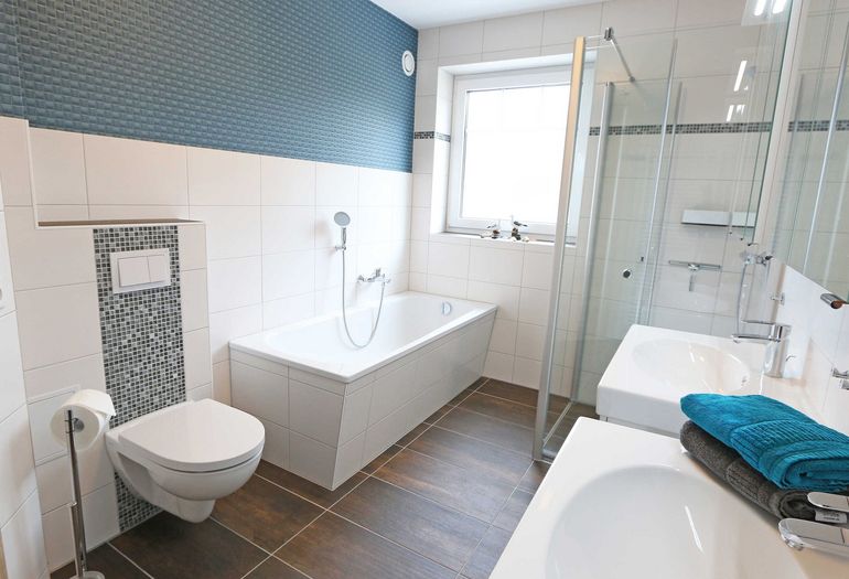 zweites Badezimmer mit Dusche und Badewanne