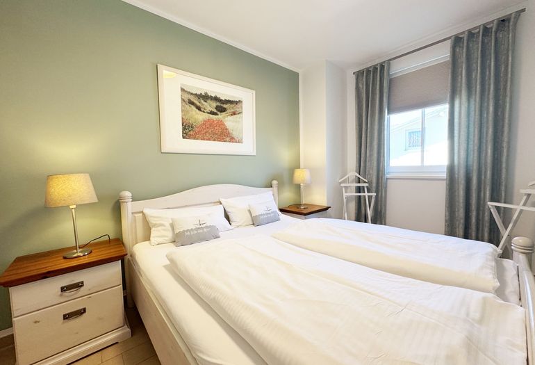 kleines Schlafzimmer mit Nachtschränken