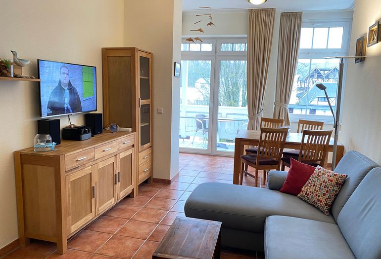 Wohnzimmer mit TV und Blick zum Balkon