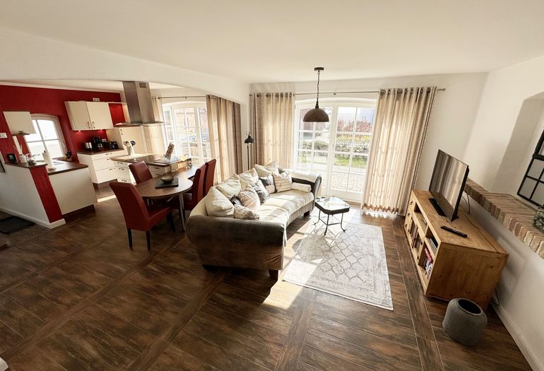 Blick von der Treppe in den Wohnbereich