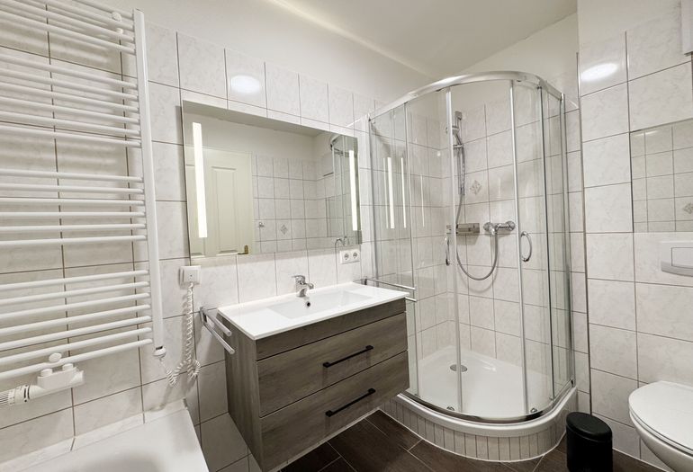 innenliegendes Badezimmer mit Dusche und WC