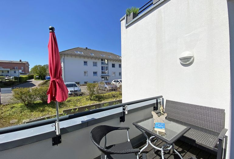 bestuhlter Balkon nach Hinten raus