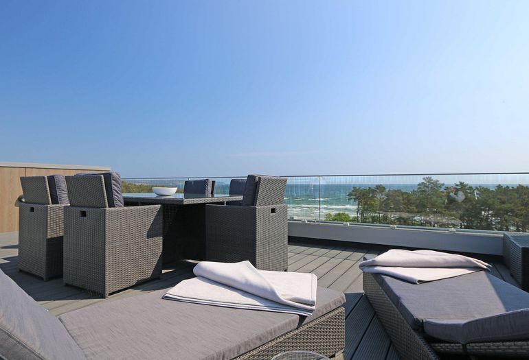 bestuhlte Dachterrasse mit schönem weiten Blick bestuhlte Dachterrasse mit schönem weiten Blick